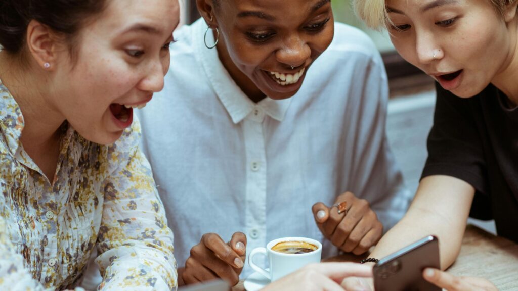 12 Proven Tips on How to Make Friends While Traveling